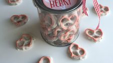 For Valentine's day make 5 Minutes Easy Heart Pretzels, grab a cute little container, attach the free printable label and your treats are ready to give!